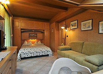 Residences a Moena. stanza da letto con spazio soggiorno