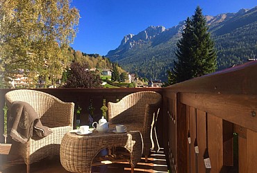 Privati a Moena. balcone attrezzato