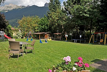 Privati a Moena. giardino attrezzato